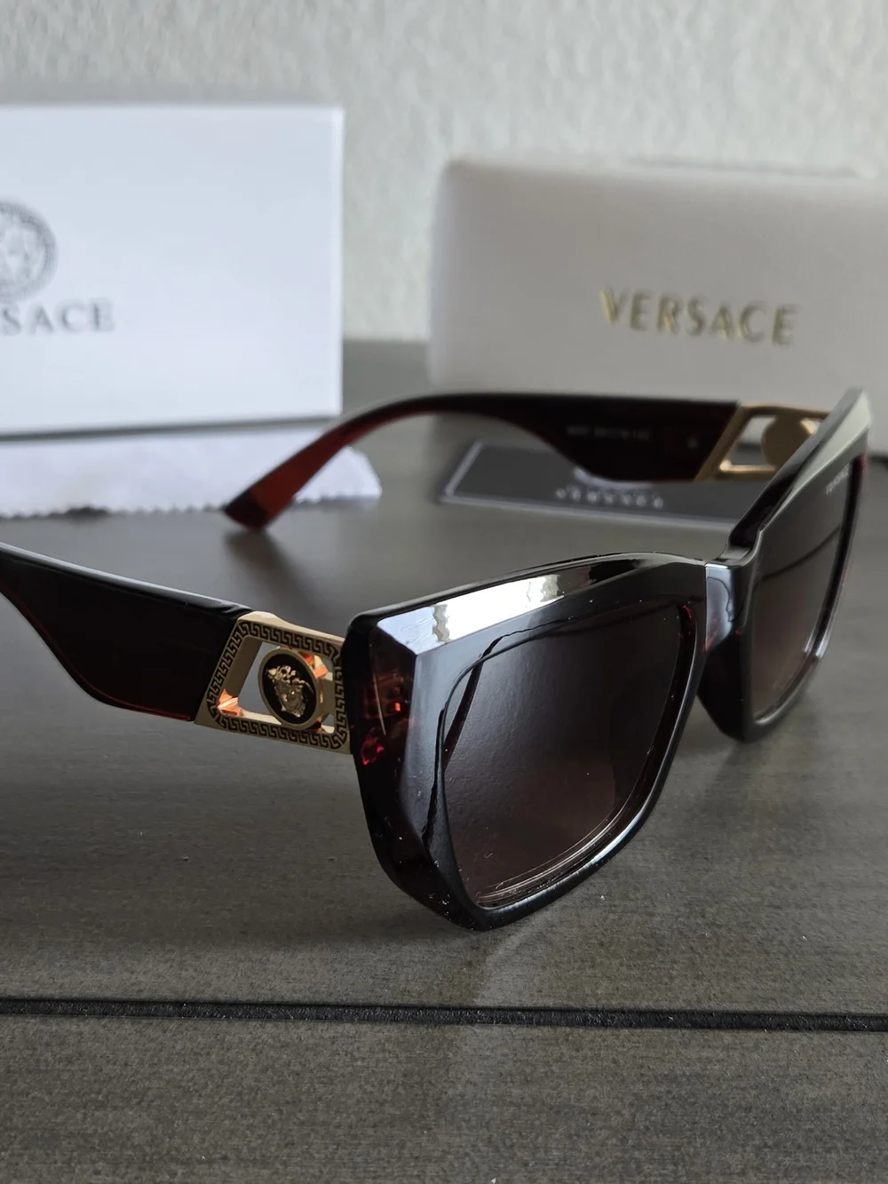 Versace - Picture 3 of 5
